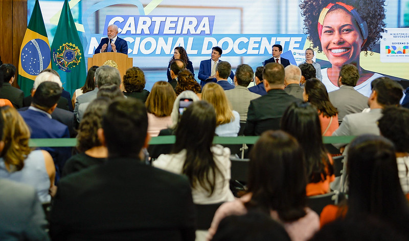 O presidente Luiz Inácio Lula da Silva sancionou a lei 15.202, que cria a Carteira Nacional Docente do Brasil (CNDB)