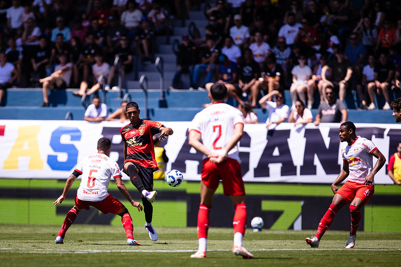 Victor Hugo em ação pelo Sport contra o RB Bragantino