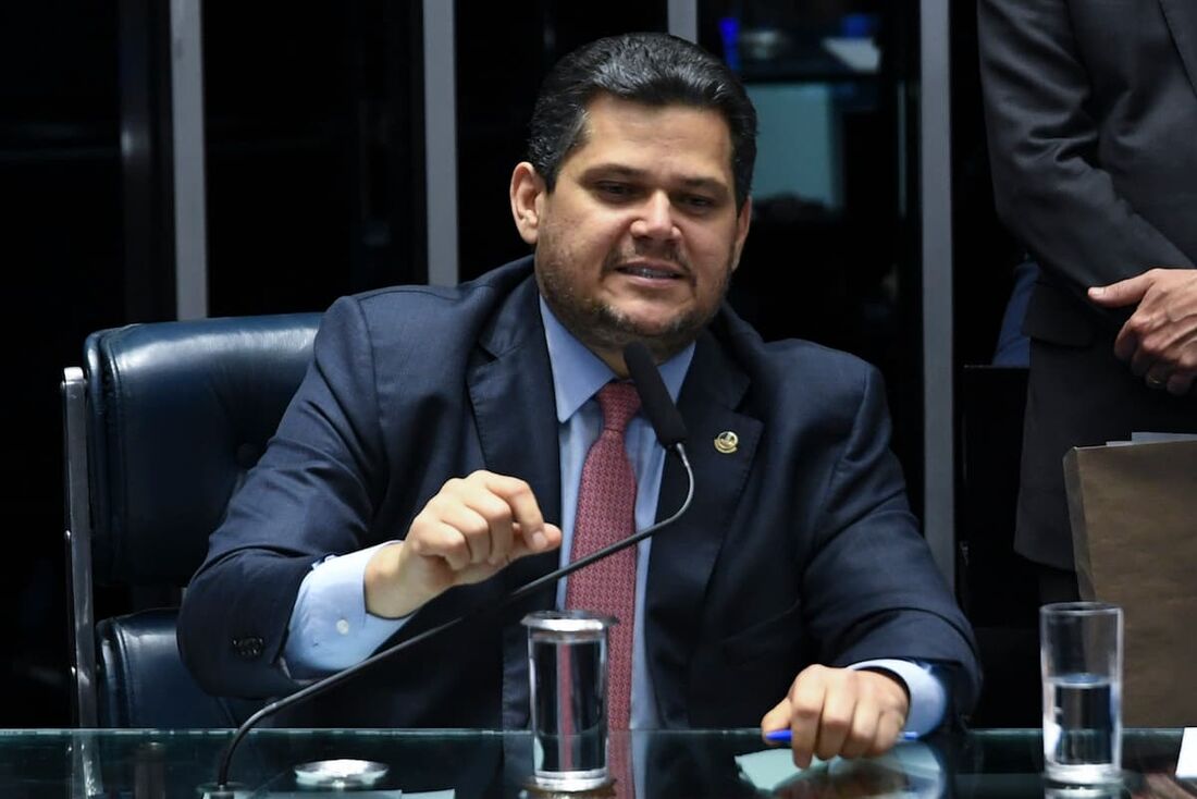 Na Comissão de Constituição e Justiça (CCJ) do Senado, o relator da indicação será o senador Weverton Rocha (PDT-MA), que é aliado de Alcolumbre.