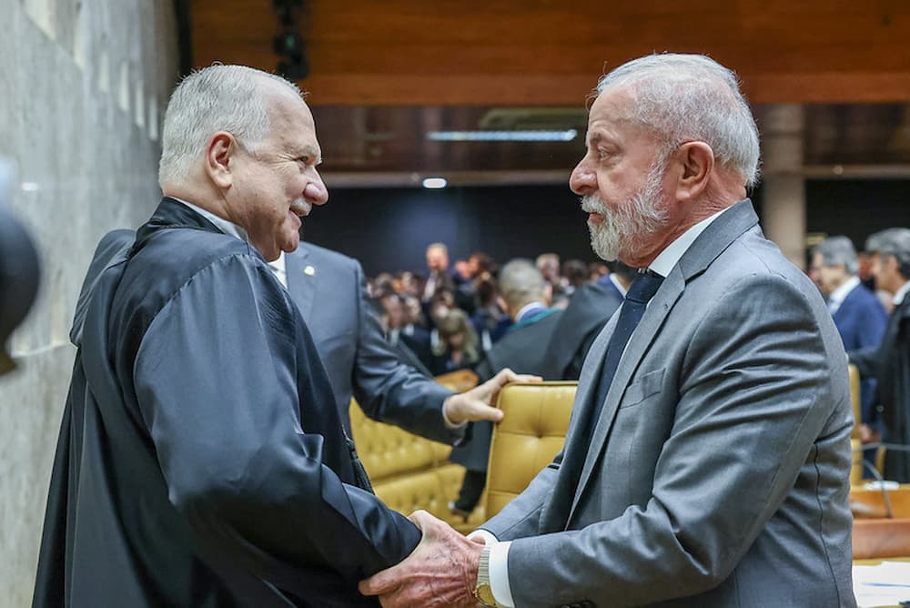 Ao final do discurso de Fachin, Lula deu um abraço no novo presidente do STF