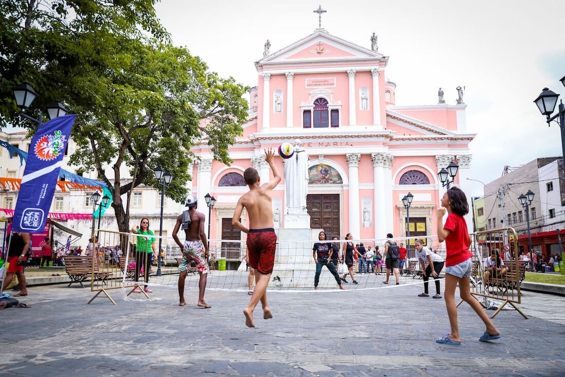 Evento contará com um bolo cenográfico de 10kg e brincadeiras de rua
