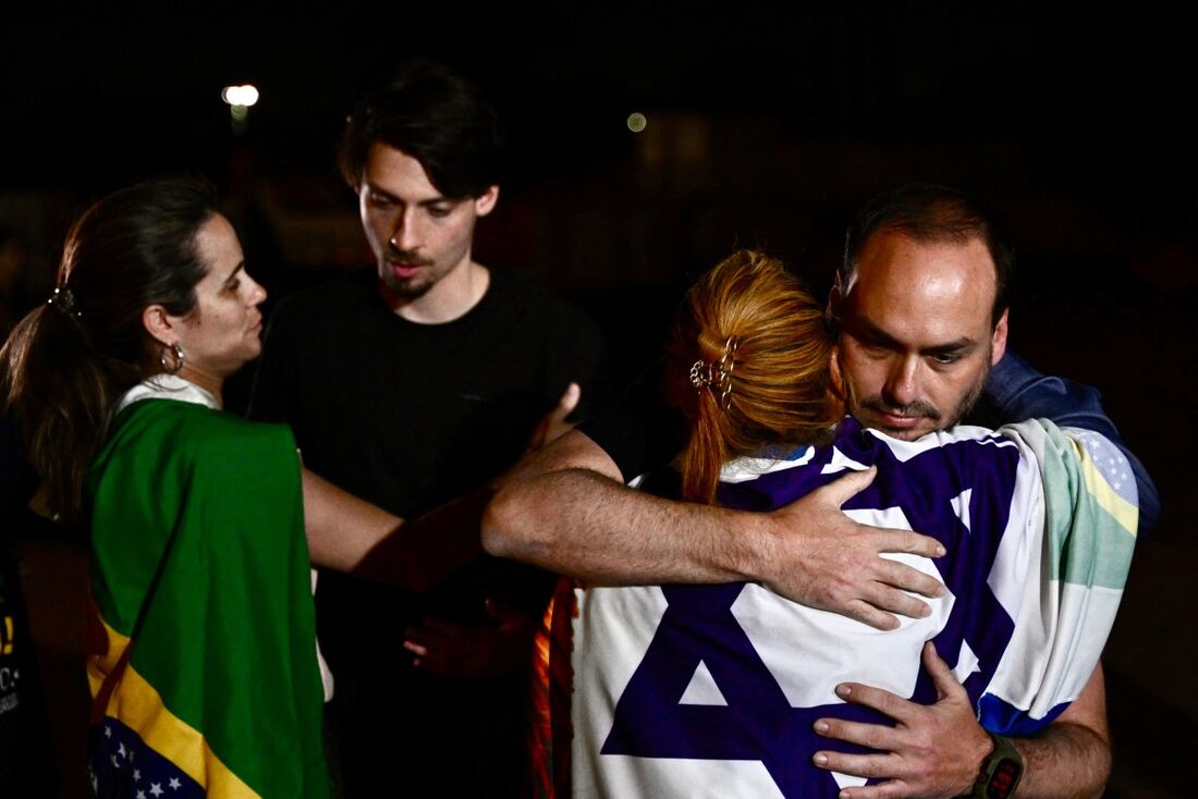 Carlos Bolsonaro, vereador no Rio de Janeiro, e Jair Renan, vereador por Balneário Camboriú, estiveram ao lado de militantes em oração e fizeram discursos em defesa do pai