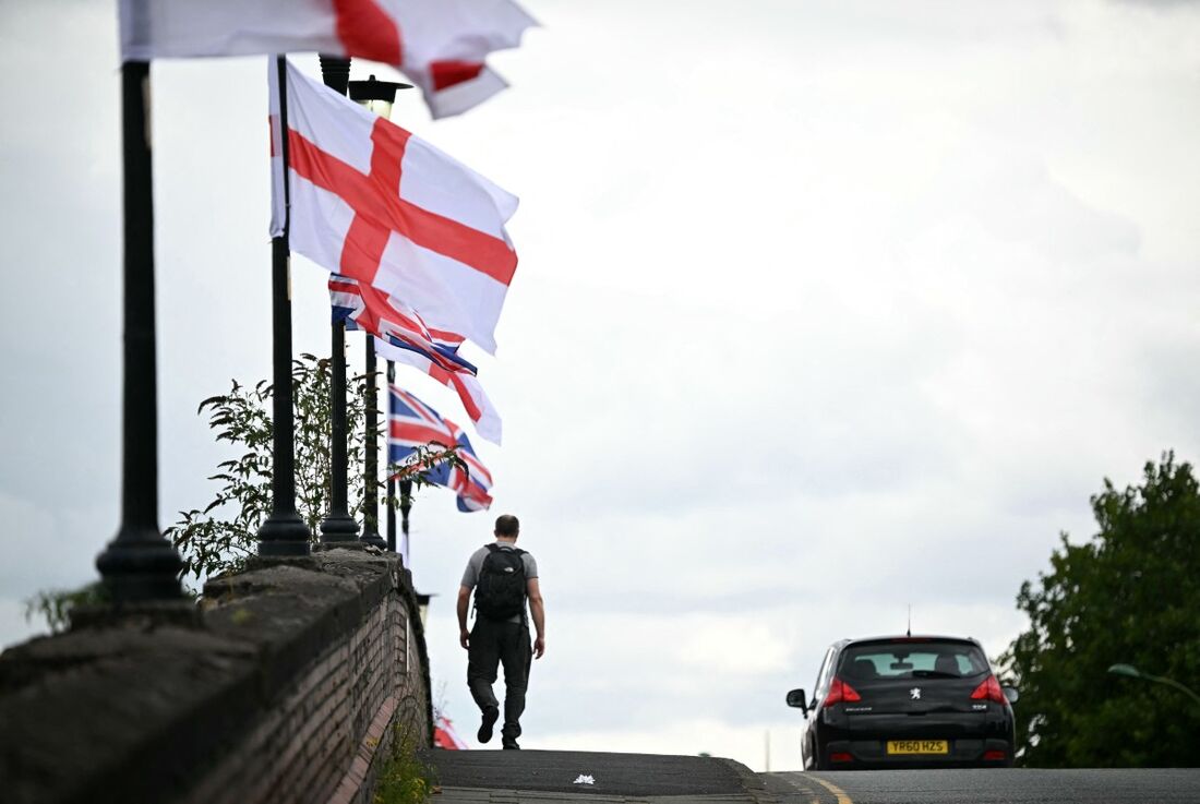 Impulsionadas por movimentos anti-imigração, bandeiras nacionais proliferam no Reino Unido