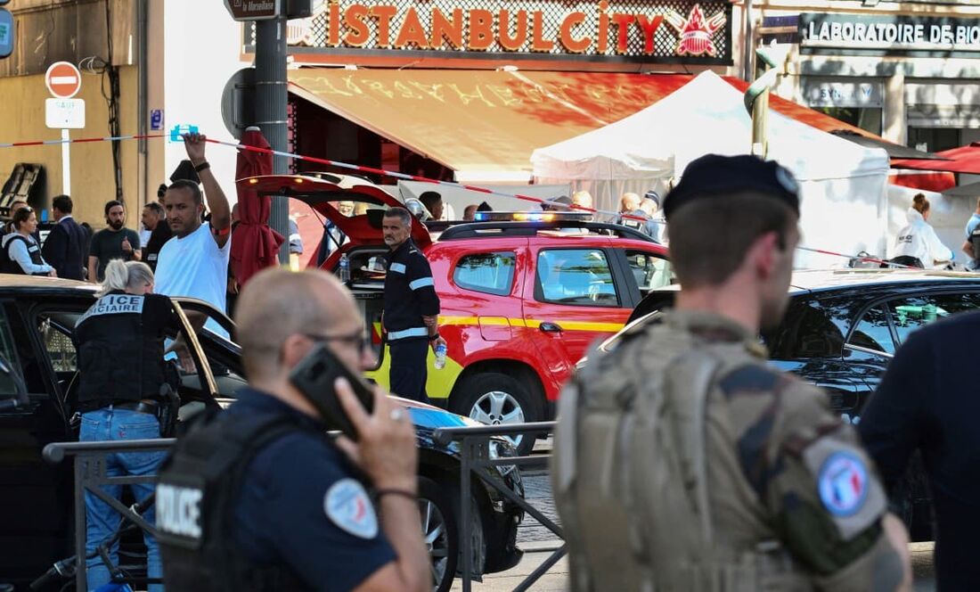 Policiais trabalham no local onde a polícia francesa matou a tiros um homem suspeito de esfaquear cinco pessoas no centro da cidade portuária de Marselha.