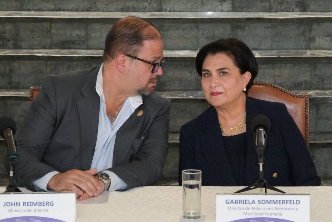 O Ministro do Interior do Equador, John Reimberg (E), fala com a Ministra das Relações Exteriores, Gabriela Sommerfeld.