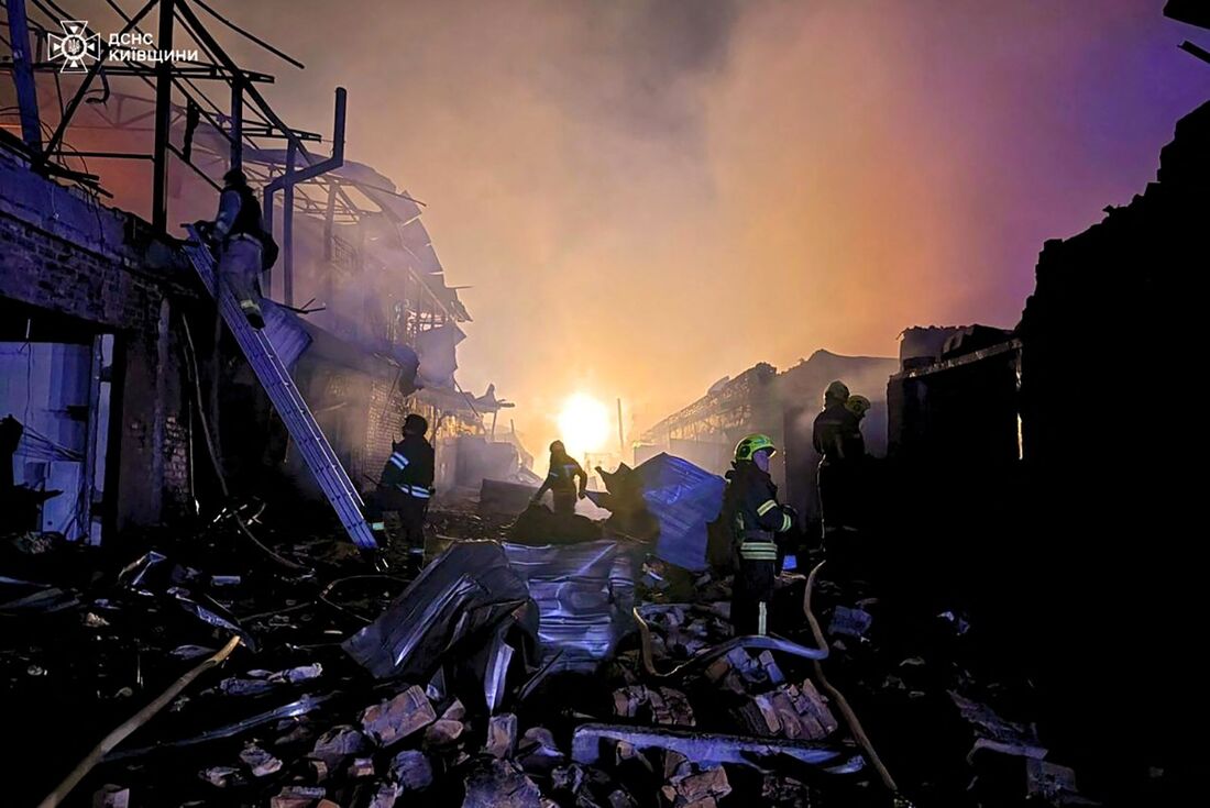 Ataque aéreo russo deixa milhares sem energia elétrica na Ucrânia