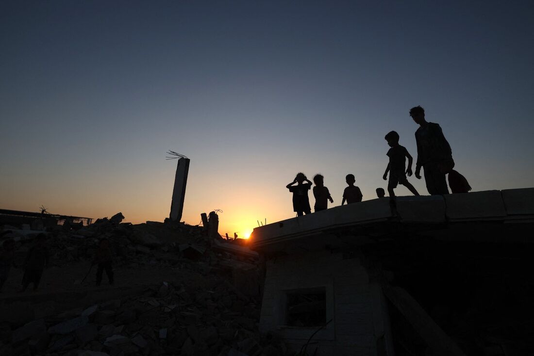 Crianças palestinas ao pôr do sol no campo de refugiados palestinos de Bureij, no centro da Faixa de Gaza