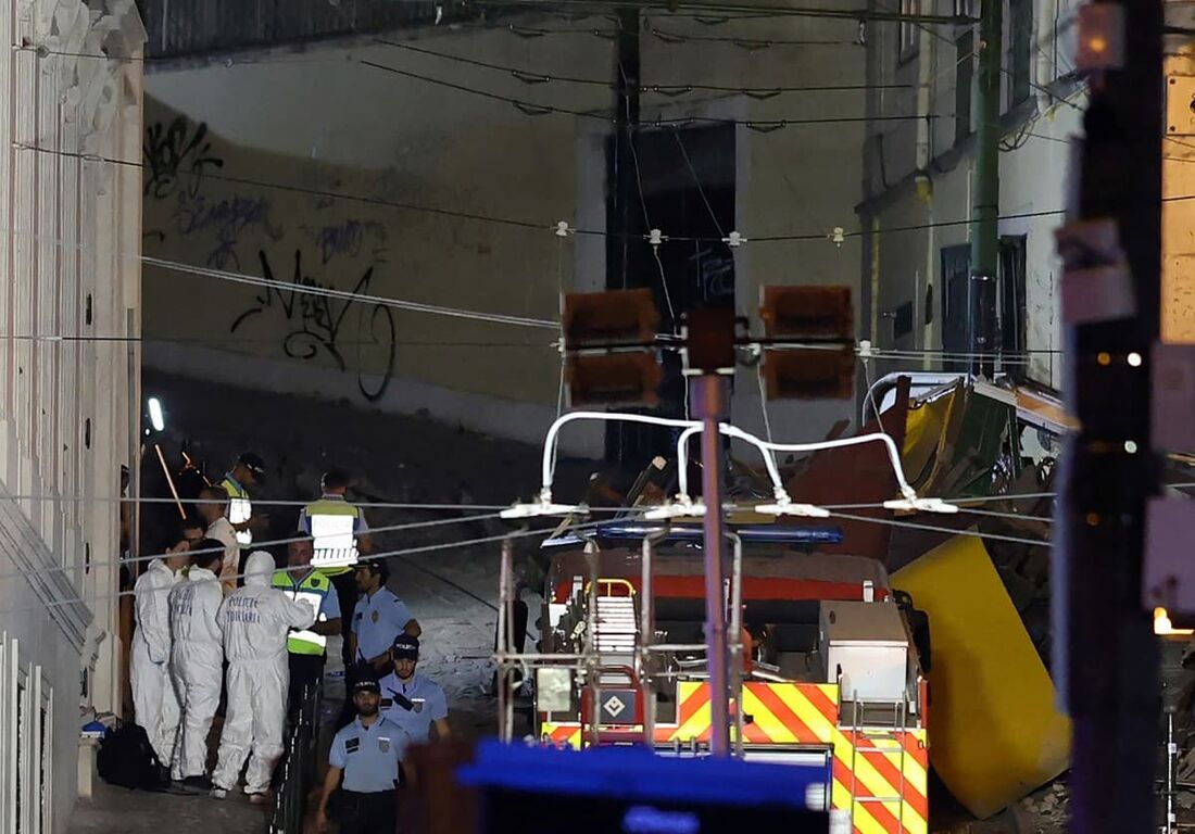 A polícia trabalha no local de um acidente com um funicular que matou 15 pessoas em Lisboa, em 3 de setembro de 2025. 