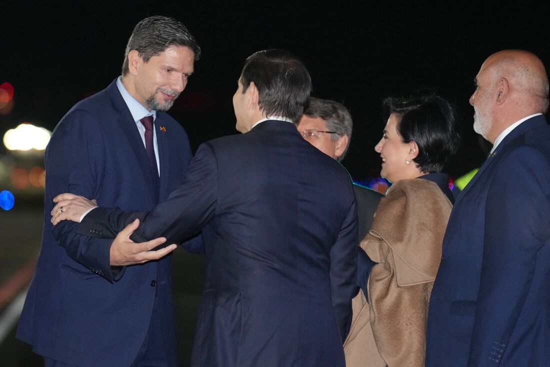 O Secretário de Estado dos EUA, Marco Rubio, chegou ao Equador para reforçar a cooperação em segurança e conter a violência, sendo recebido por autoridades locais em Quito