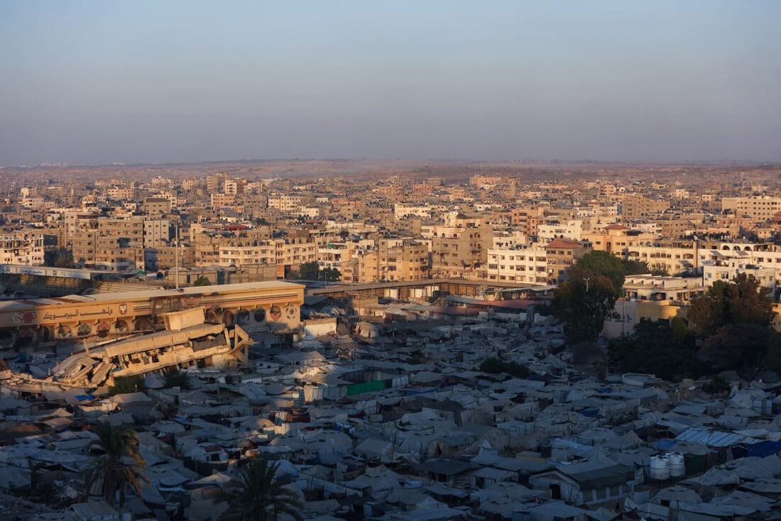 Uma foto mostra um campo de deslocados improvisado no Estádio Esportivo de Yarmuk, antiga arena de futebol, com vista para a Cidade de Gaza 