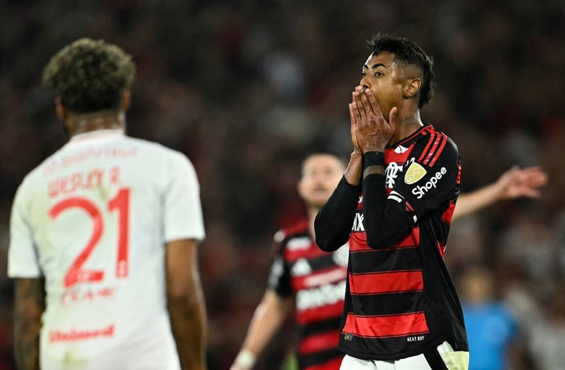 Bruno Henrique está atualmente suspenso de atuar pelo Flamengo