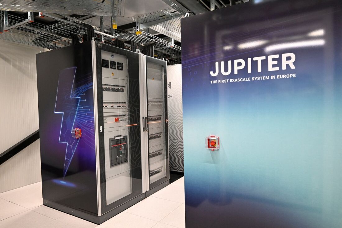 Jupiter é o primeiro supercomputador em exascala da Europa o que significa que será capaz de realizar pelo menos um quintilhão (ou um bilhão de bilhões) de cálculos por segundo.