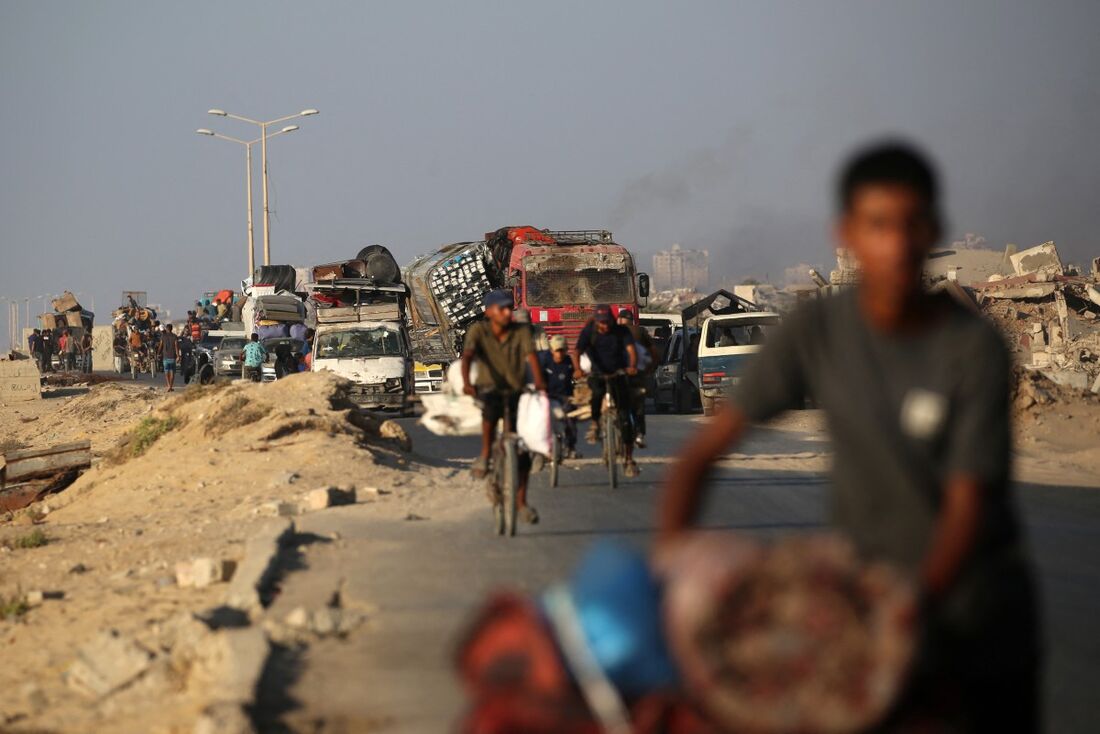 Foto mostra palestinos fugindo para o sul de Gaza