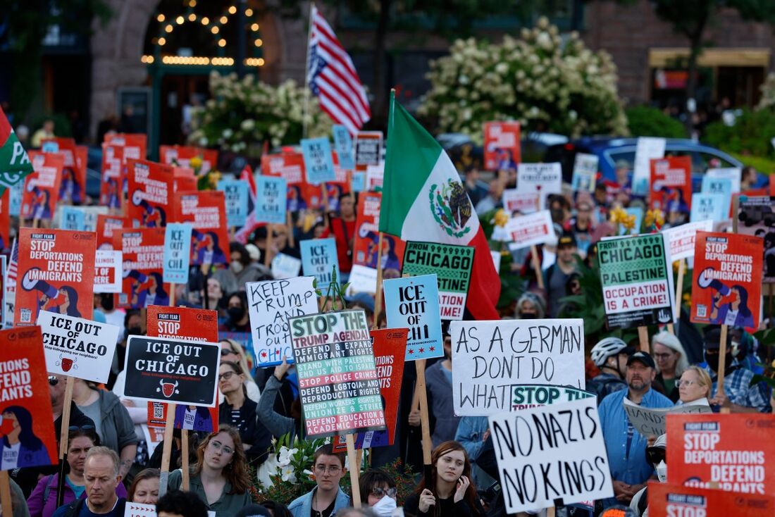 Pessoas participam de uma manifestação contra o envio planejado de tropas da Guarda Nacional para Chicago