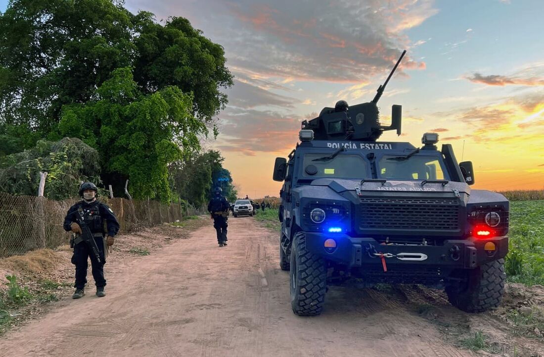 Policiais estaduais patrulham durante uma operação contra o crime organizado na área agrícola de San Pedro, no município de Navolato, estado de Sinaloa, México