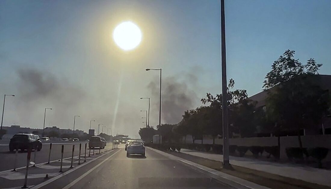 Esta captura de tela, obtida de uma filmagem da AFPTV, mostra a fumaça subindo após explosões na capital de Doha, Catar, em 9 de setembro de 2025