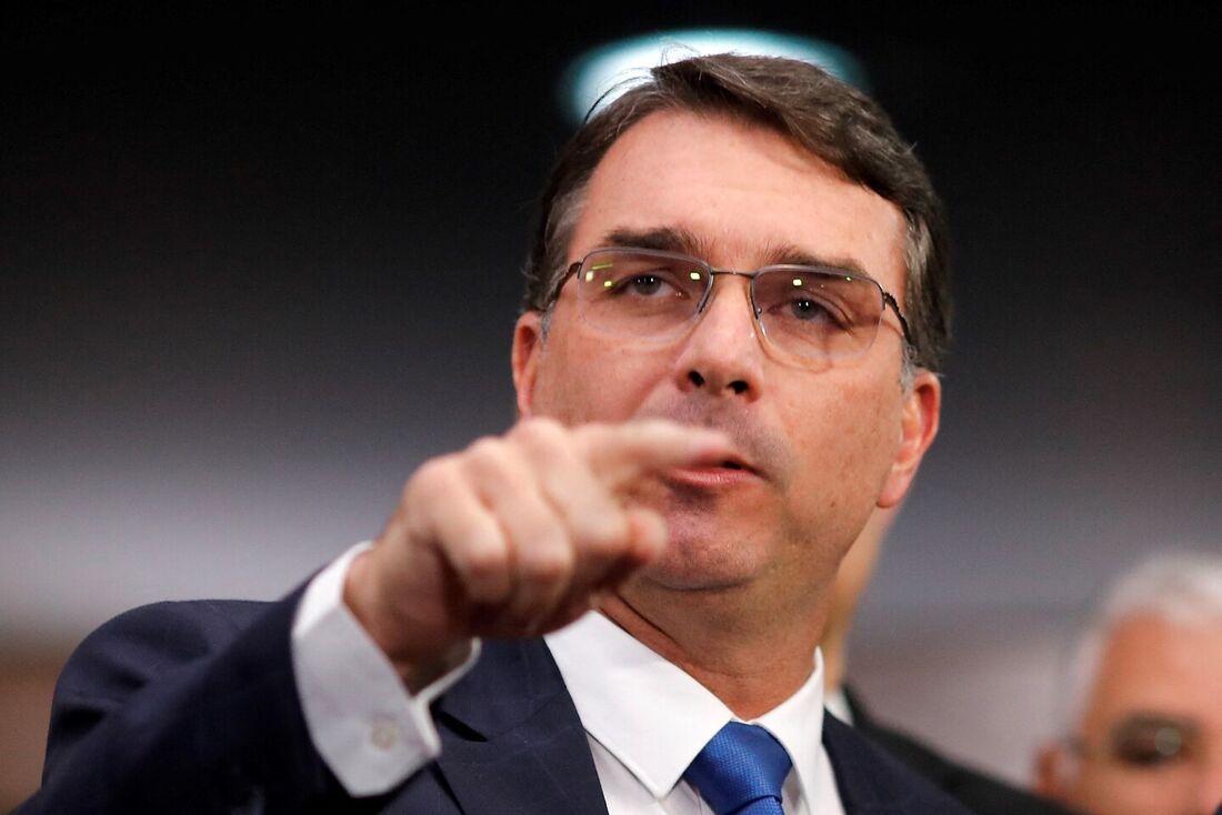 Flávio Bolsonaro critica articulação contra anistia e diz que PEC da blindagem é sobrevivência