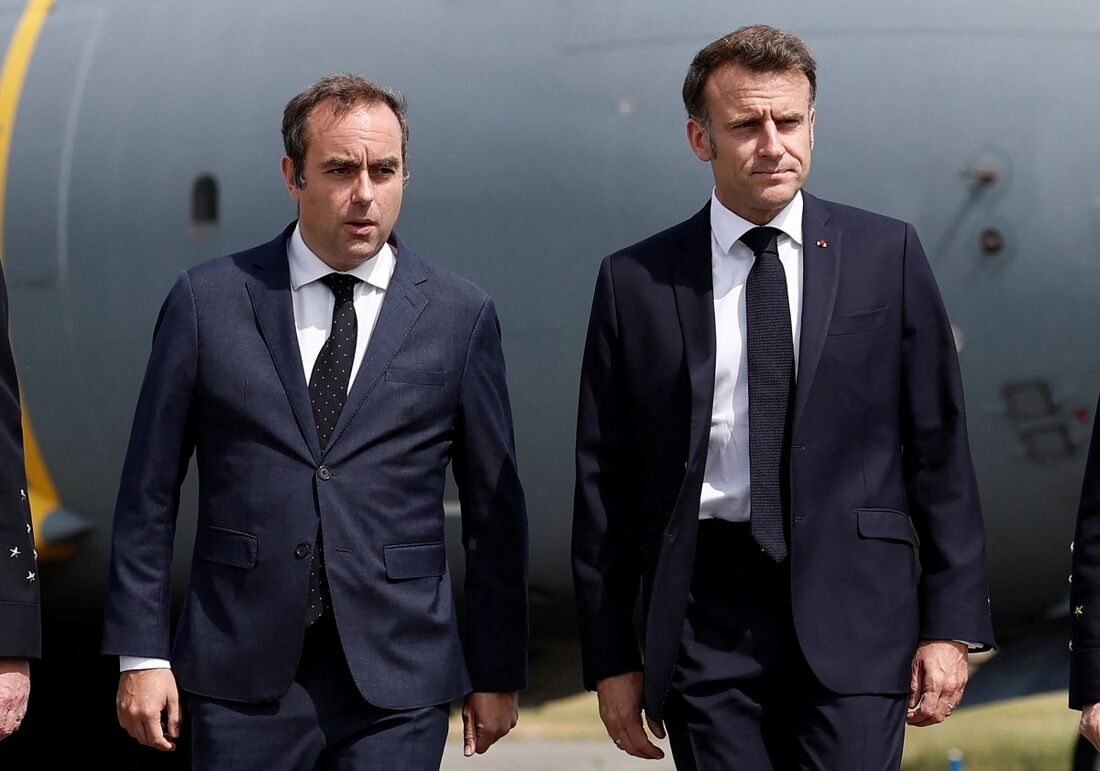 O presidente francês Emmanuel Macron (D) caminha com Sébastien Lecornu