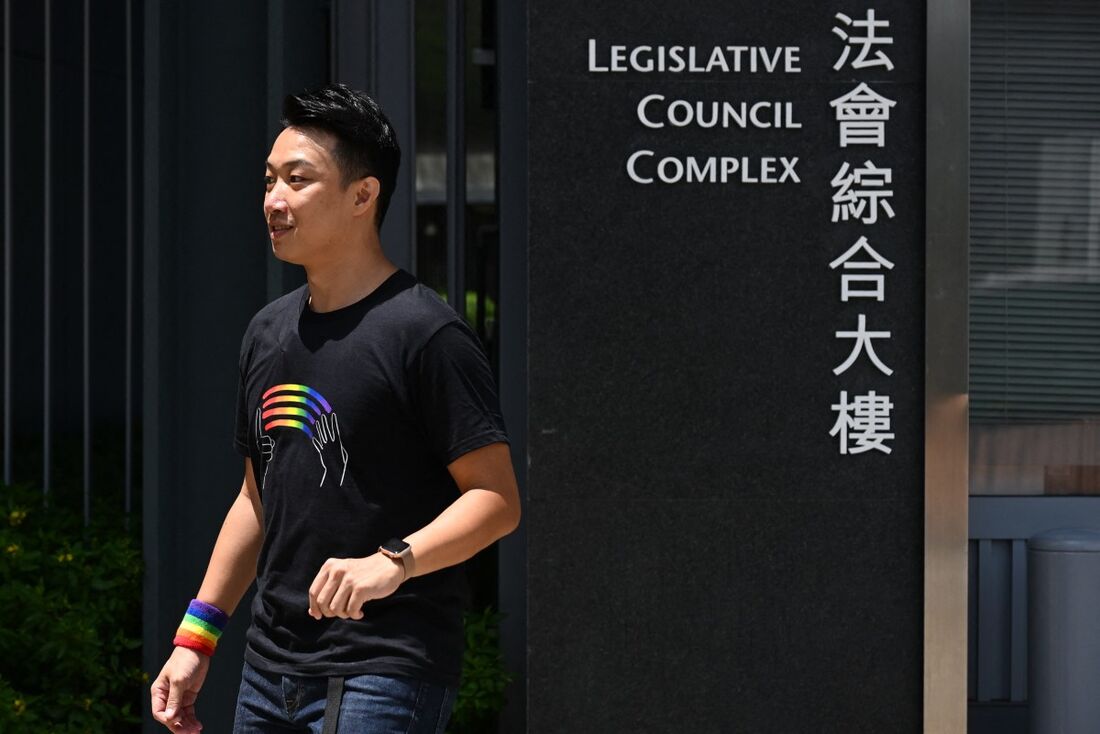 Jimmy Sham, ativista pró-democracia e defensor dos direitos LGBTQIA+ de Hong Kong, chega ao Complexo do Conselho Legislativo em Hong Kong em 10 de setembro de 2025