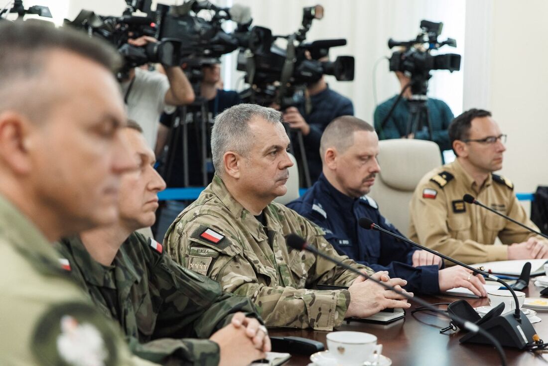General Wieslaw Kukula (C), Chefe do Estado-Maior General das Forças Armadas Polonesas, participando de uma reunião de emergência organizada pelo Primeiro-Ministro da Polônia, Donald Tusk, em Varsóvia, após drones russos violarem o espaço aéreo polonês