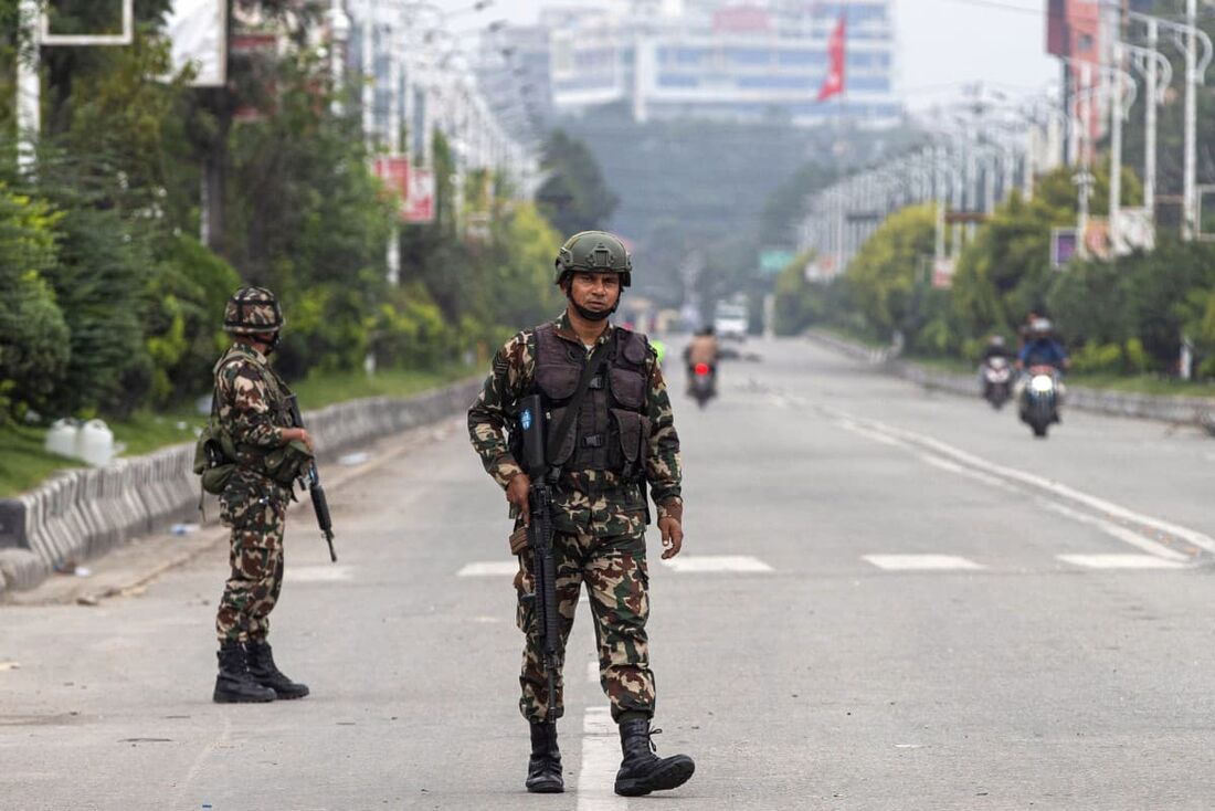 Militares patrulham uma rua como parte das medidas de segurança impostas em Katmandu em 10 de setembro de 2025.