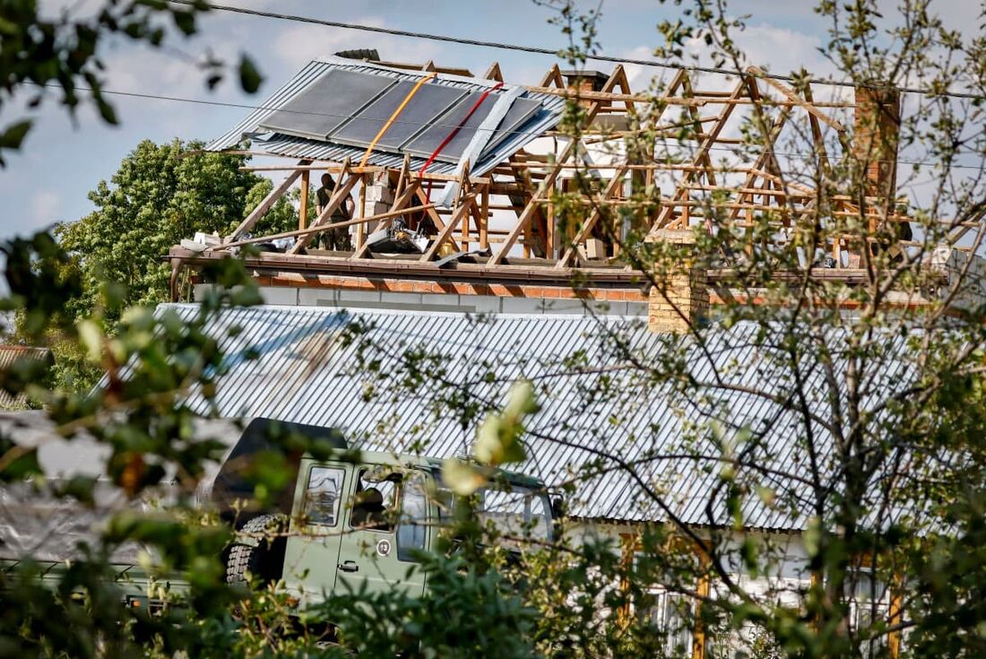 Polícia e exército inspecionam danos a uma casa destruída por destroços de um drone russo abatido na vila de Wyryki-Wola, leste da Polônia