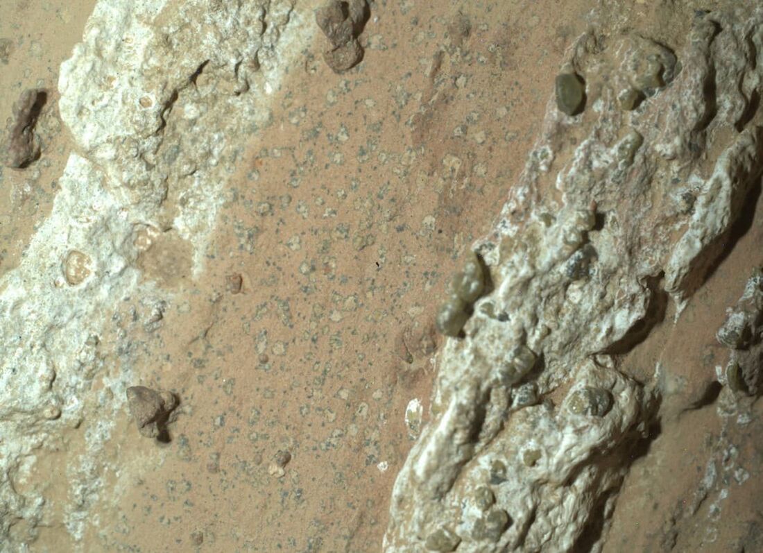 imagem tirada pelo rover Perseverance da NASA que mostra "manchas de leopardo" em uma rocha avermelhada apelidada de "Cheyava Falls" na Cratera Jerezo, em Marte, em julho de 2024.