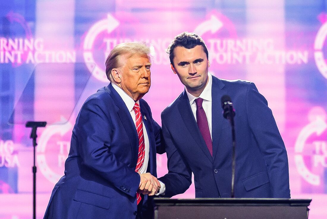 Donaldo Trump e seu aliado político Charlie Kirk