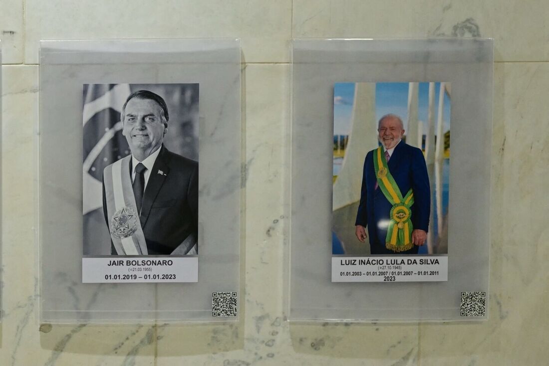 Fotos do ex-presidente Jair Bolsonaro e do atual presidente Lula no Palácio do Planalto, em Brasília