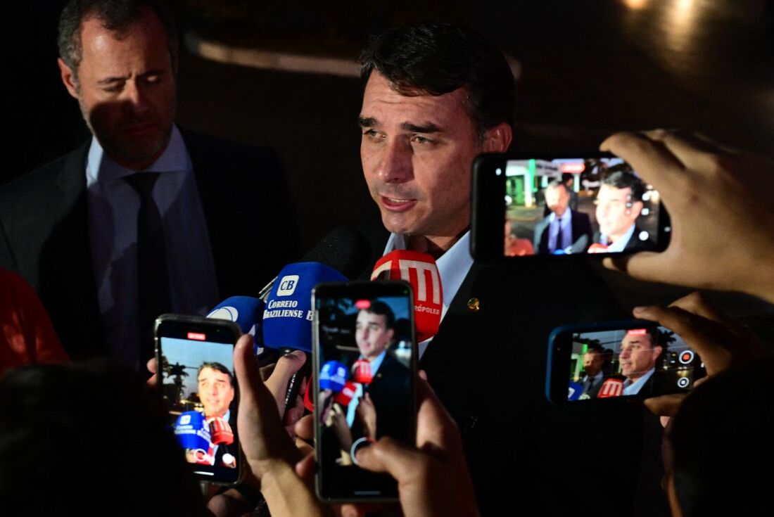 Flávio Bolsonaro também pregou a união da direita em torno do ex-presidente e não descartou a candidatura de Bolsonaro, apesar da condenação