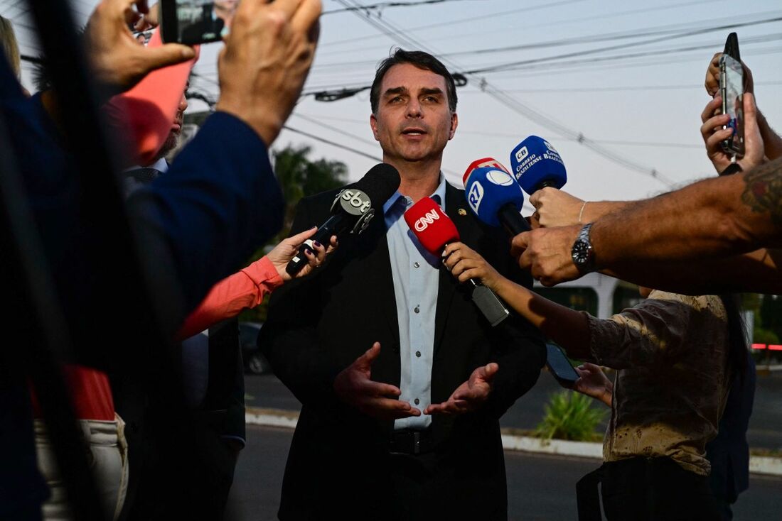 Flávio Bolsonaro criticou o ministro Alexandre de Moraes e a condução do processo que condenou o seu pai