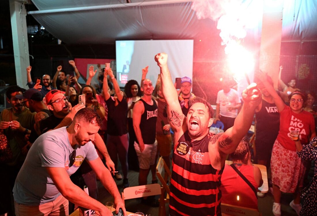 Pessoas comemoram a condenação do ex-presidente Jair Bolsonaro