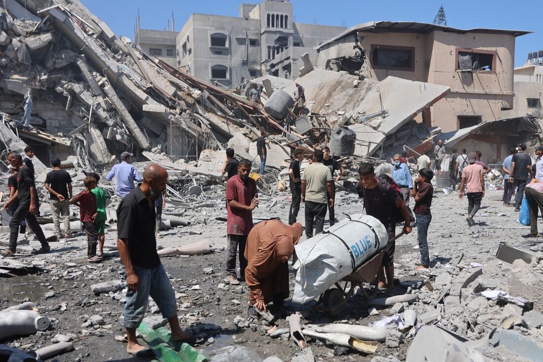 Palestinos em cenário de guerra proporcionado pelo exército de Israel