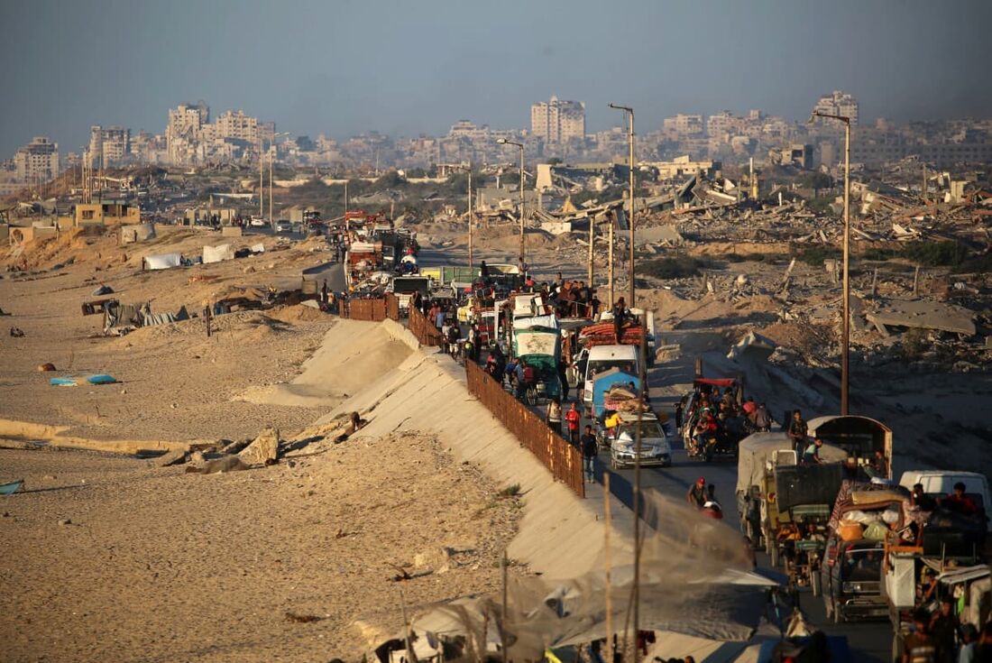 Palestinos fugindo para o sul da Cidade de Gaza
