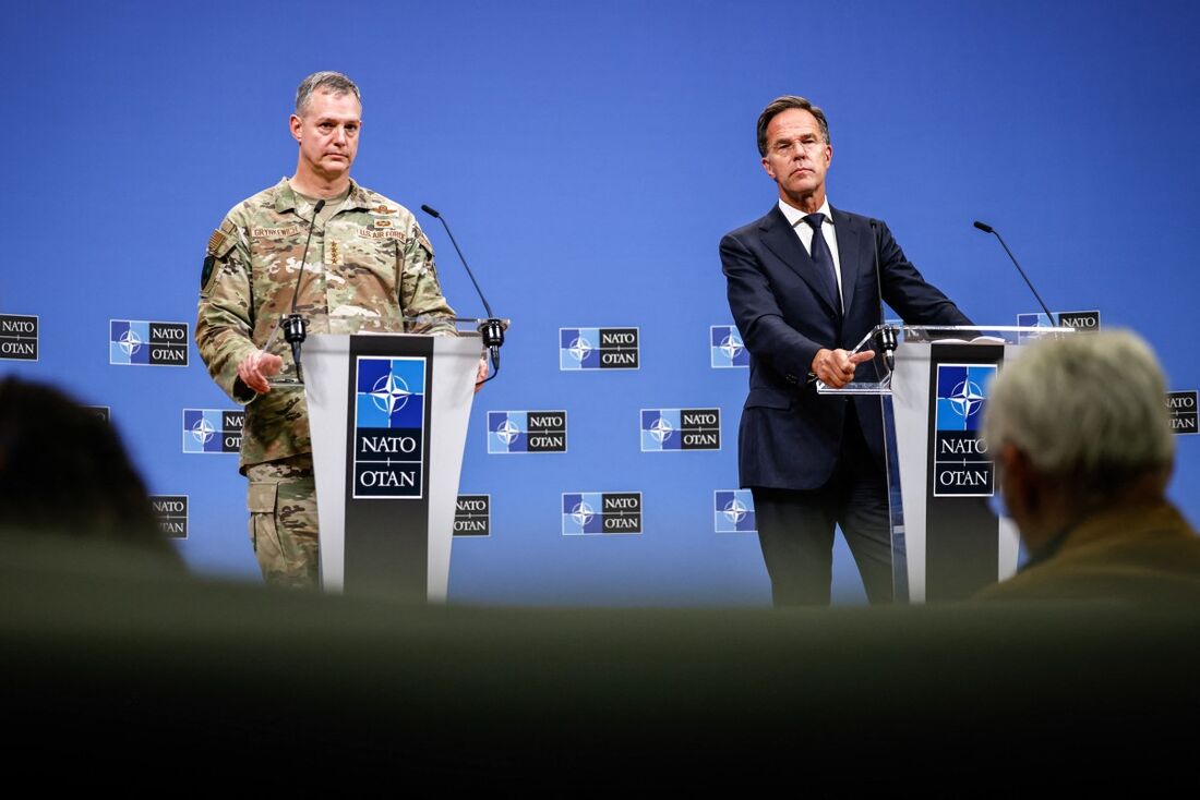 Secretário da NATO General Mark Rutte (dir) e Comandante Supremo Aliado na Europa (SACEUR) da NATO General Alexus G. Grynkewich (L)