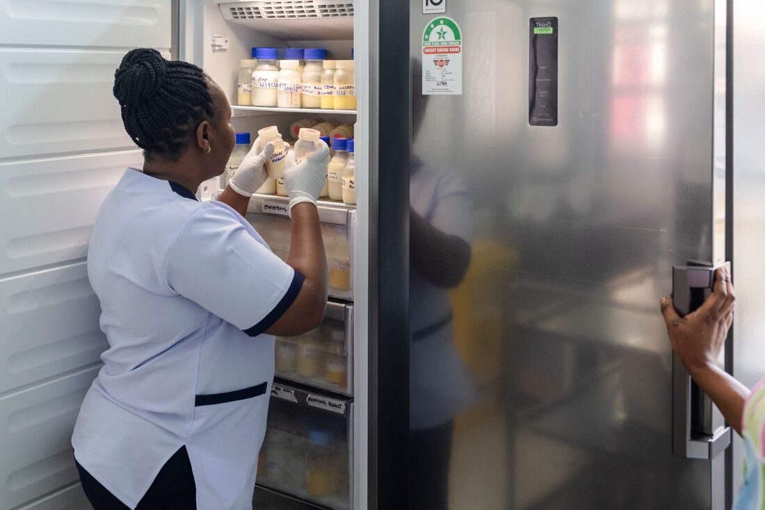 Hannah Wangeci Maina, enfermeira sênior de maternidade, entrega leite materno doado ao banco de leite do Hospital Maternidade Pumwani, em Nairóbi, em 4 de setembro de 2025.