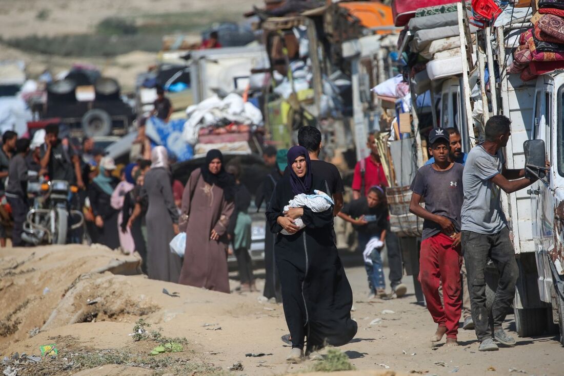 Milhares de palestinos fogem da Cidade de Gaza a pé ou amontoados em caminhonetes