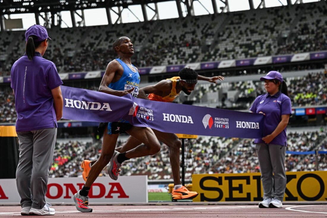 Tanzaniano Alphonce Felix Simbu superou o alemão Amanal Petros na linha de chegada