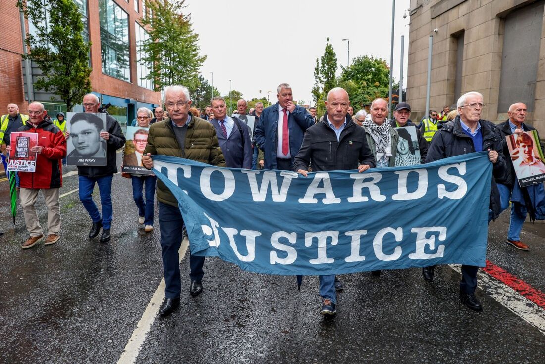 Antes do início do julgamento, uma manifestação foi convocada diante do tribunal