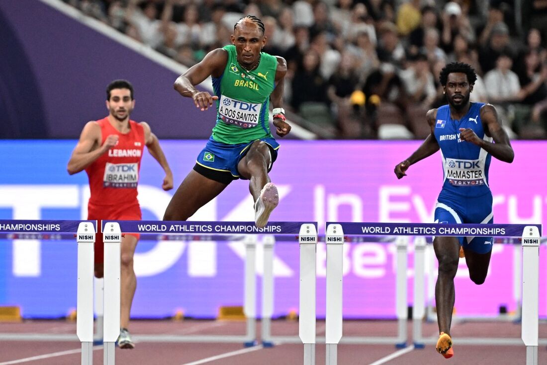 Alison dos Santos durante a prova dos 400m