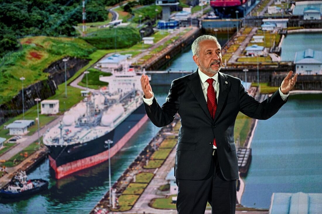 O administrador do Canal do Panamá, Ricaurte Vásquez, discursa durante a apresentação da conferência "Canal do Panamá: Visão de Futuro", focada na sustentabilidade hídrica e na expansão dos serviços logísticos