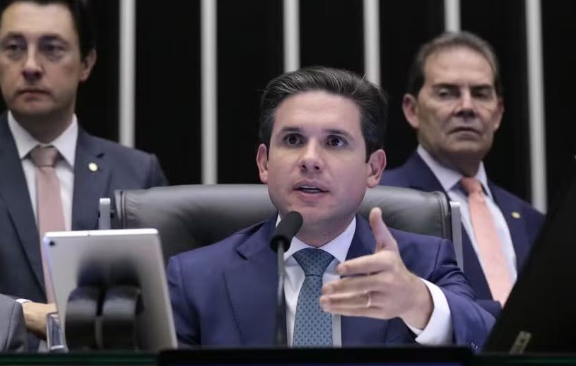 Hugo Motta preside a sessão de votação da PEC da Blindagem na Câmara 