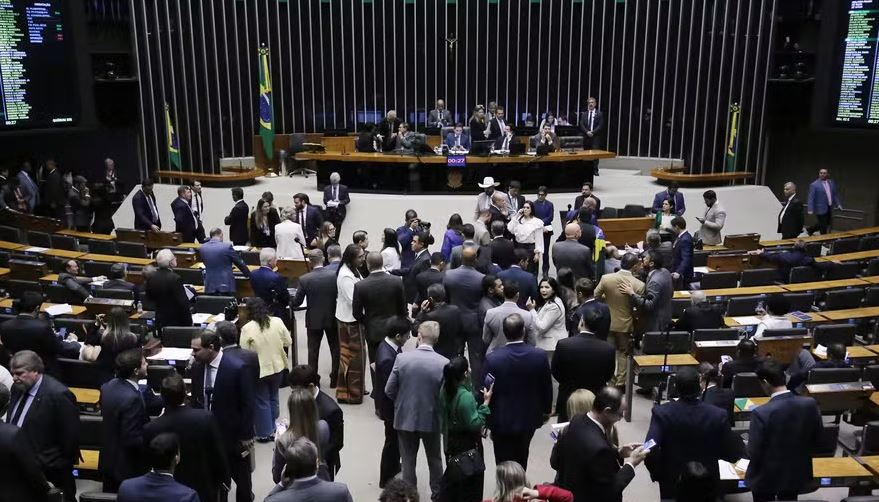 PEC garante que parlamentares só possam ter processos criminais abertos pelo STF com autorização prévia da Câmara ou do Senado, com prazo de 90 dias e votação pública