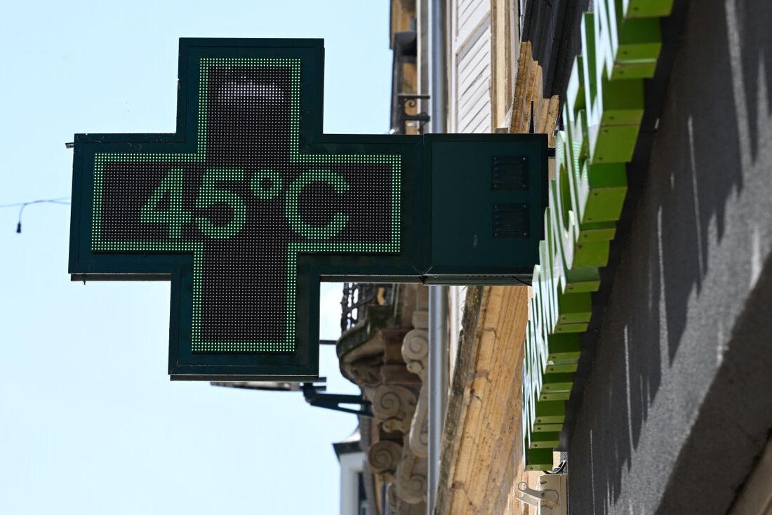 Uma placa de farmácia exibe uma temperatura de 45 graus Celsius em Thionville, nordeste da França