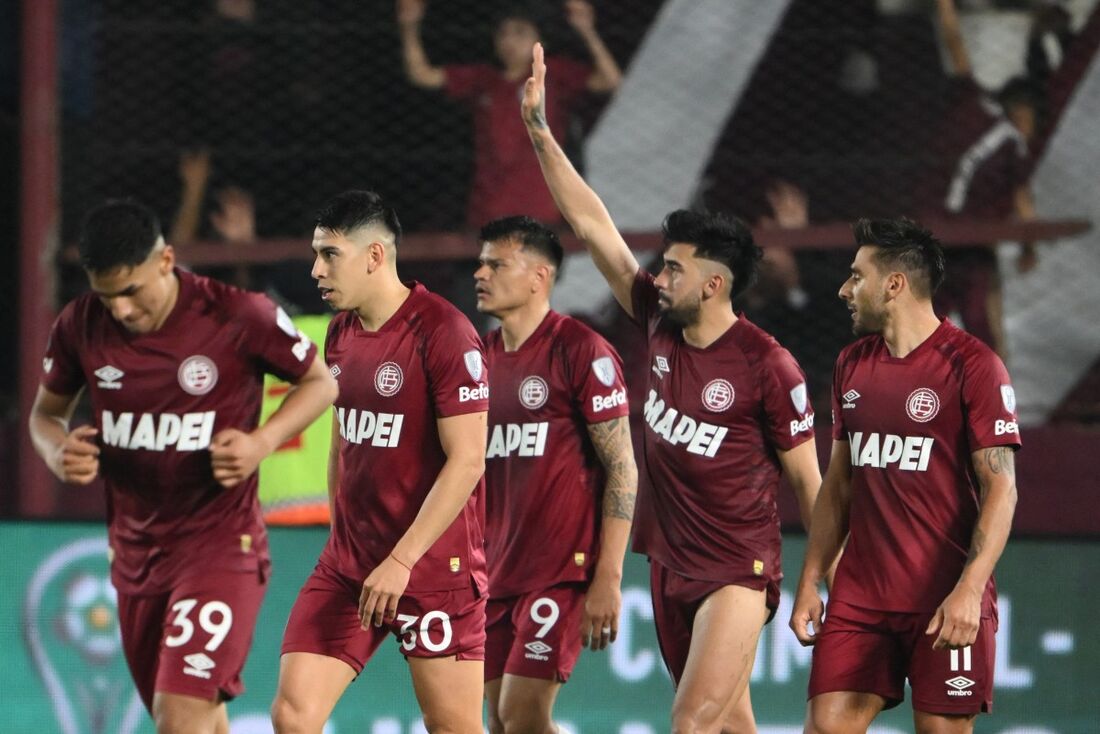 Fluminense resiste no Barradão com time alternativo e vence Vitória em jogo com duas expulsões