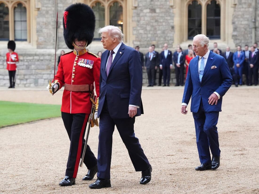 O Rei Charles III da Grã-Bretanha (à direita) caminha com o presidente dos EUA, Donald Trump
