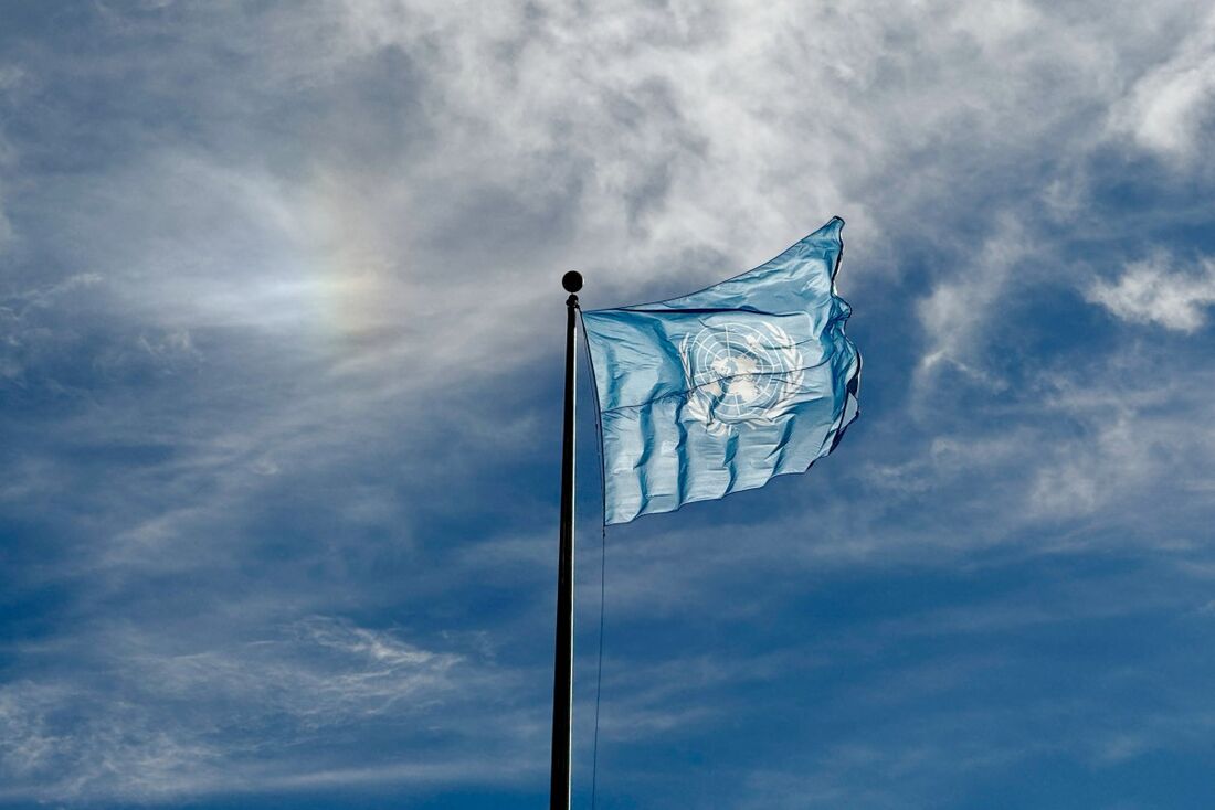 A bandeira das Nações Unidas tremula do lado de fora da sede da ONU em Nova York em 17 de setembro de 2025.