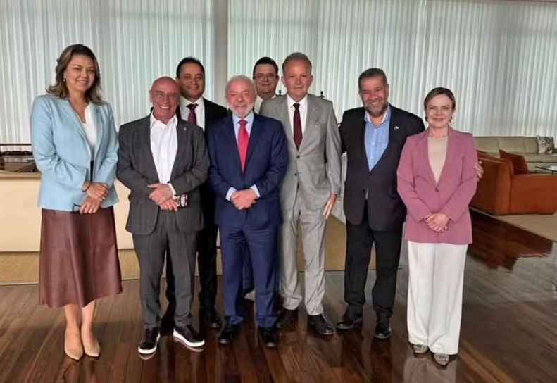Presidente Lula com parlamentares do PDT, o ministro da Previdência, Wolney Queiroz, o ex-ministro Carlos Lupi e a ministra de Relações Institucionais, Gleisi Hoffmann