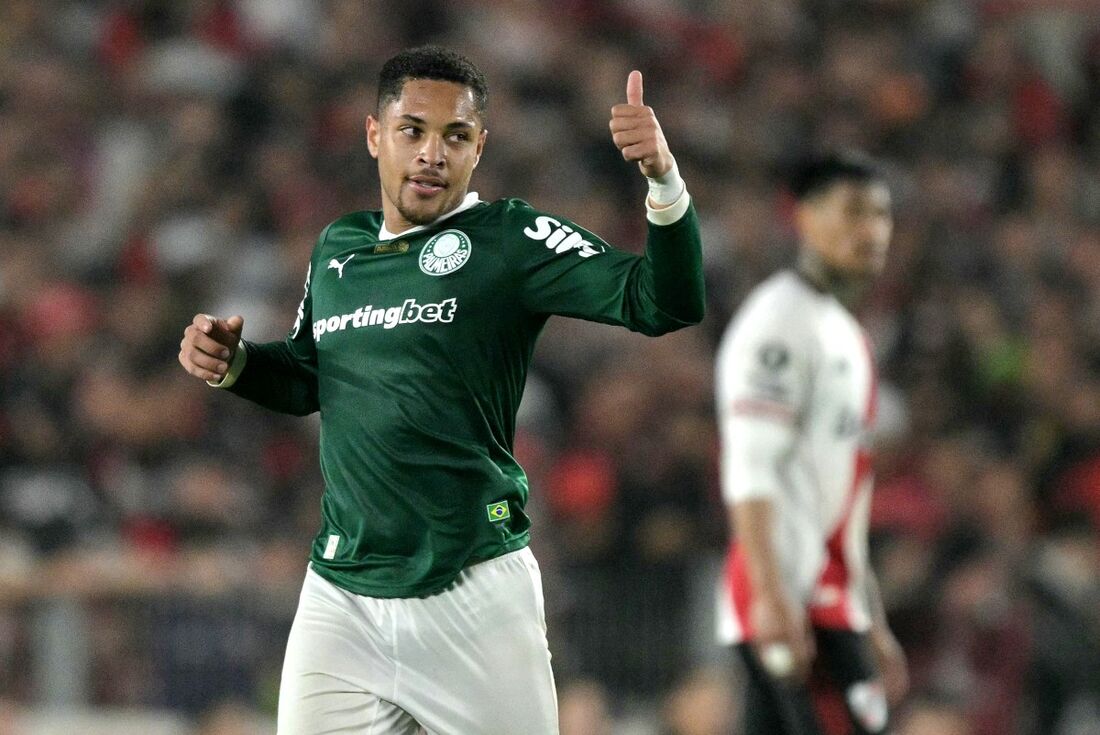 Vitor Roque comemora gol do Palmeiras contra o River Plate