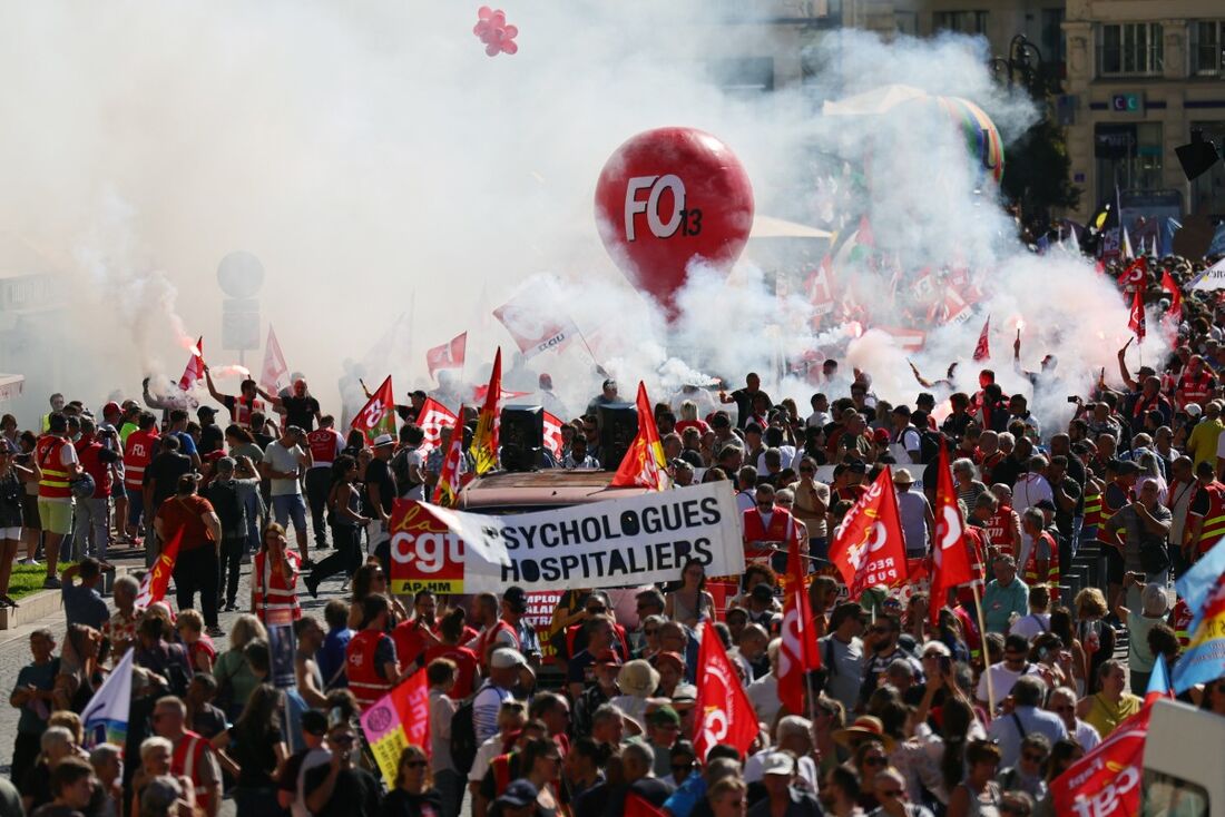 França tem novo dia de protestos contra política fiscal do governo